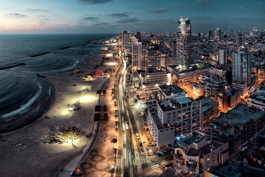 מבט עילי על קו החוף של תל אביב לפנות ערב.